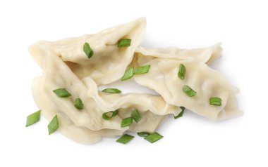 Beyaz üzerine izole edilmiş yeşil soğanlı taze gyoza hamur tatlısı.