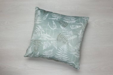 Ahşap arka planda dekoratif bir yastık.