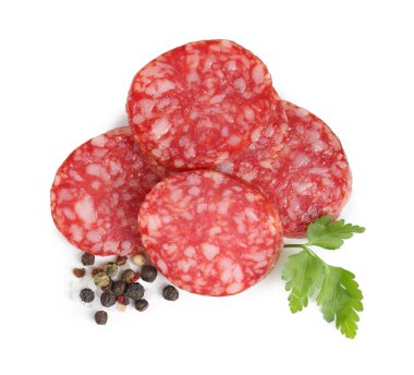 Lezzetli tütsülenmiş sosis ve baharatlar beyaza izole edilmiş.