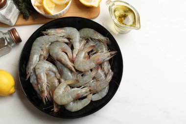 Taze çiğ karides ve baharatlar beyaz mermer masada, düz yerde. Metin için boşluk