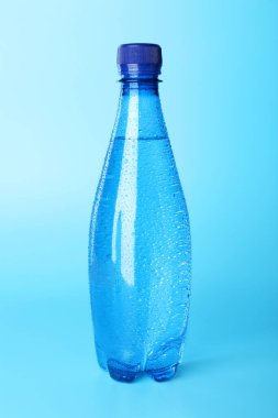 açık mavi arka plan üzerinde su plastik şişe