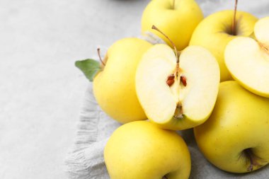 Gri masada taze, sarı elmalar, yakın plan. Metin için boşluk