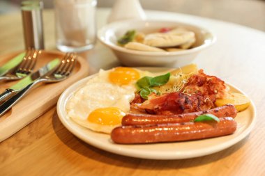 Lokantadaki ahşap masada nefis bir kahvaltı, yakın plan.