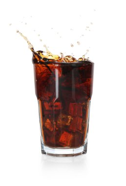 Kola tazeleniyor, buz küpleri beyaz bardaklara sıçrıyor.