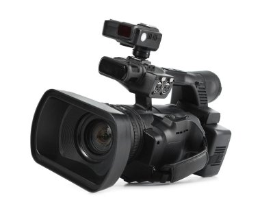 Modern profesyonel video kamera beyaza izole edildi