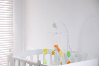 Odada beşiği olan şirin bir bebek arabası.