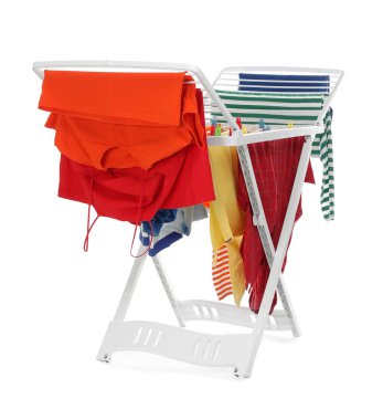 Kuru askı ve temiz çamaşır beyaza izole edilmiş.