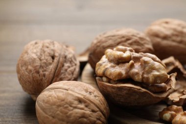 Masada kabuklu taze cevizler, yakın plan.