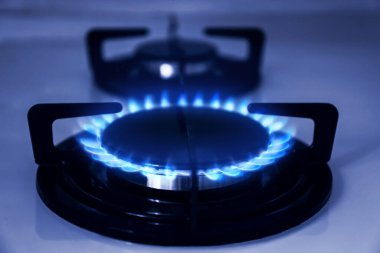 Ocakta mavi alev olan gaz ocağı, yakın çekim