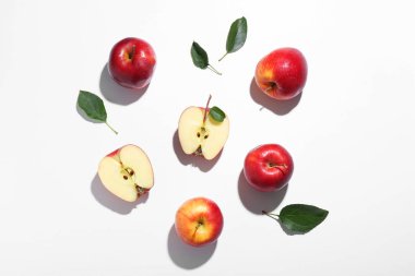 Düz kompozisyon ve beyaz arkaplan üzerinde kesilmiş elmalar