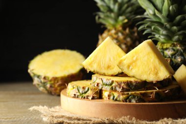 Tahta masada olgun ananas dilimleri, yakın plan.
