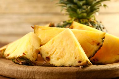 Masada taze olgun ananas kes, yakın plan.