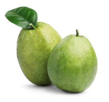 Beyaz üzerine izole edilmiş iki taze guava meyvesi
