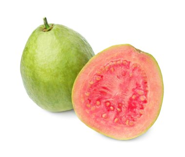 Taze taze ve beyaz üzerine izole edilmiş guava meyveleri