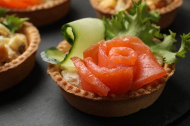 Siyah masada nefis dolgulu turtalar, yakın plan.