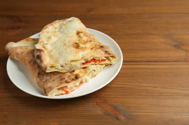 Etli, peynirli ve domatesli yarım porsiyon leziz calzone. Metin için boşluk