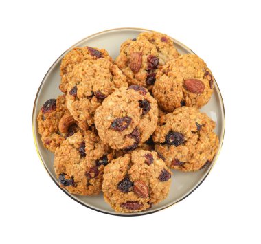 Kurutulmuş yulaflı kurabiyeler ve beyaza izole edilmiş fındıklar.