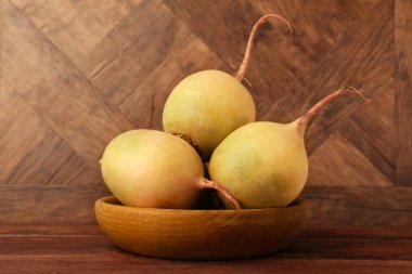 Tahta masada taze olgun şalgam.