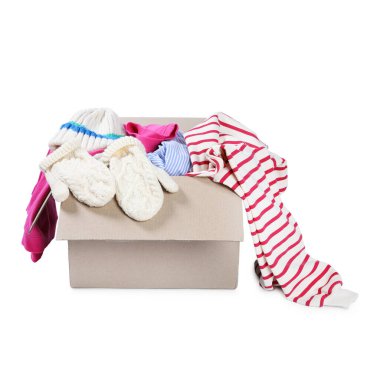 Beyaz kutunun içindeki farklı kullanılmış giysiler