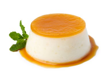 Karamel soslu lezzetli puding ve beyaz üzerine izole edilmiş nane.