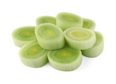 Kırpılmış pırasa parçaları beyazda izole edilmiş.