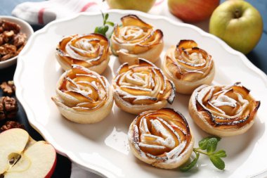 Masada servis edilen pudra şekerli elma gülleri, yakın plan.