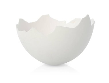 Beyaz arka plana karşı ayna yüzeyinde kırılmış bir yumurta kabuğu parçası