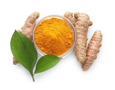 Kavanozda zerdeçal tozu, yeşil yapraklar ve kökler beyaza izole edilmiş, üst manzara.