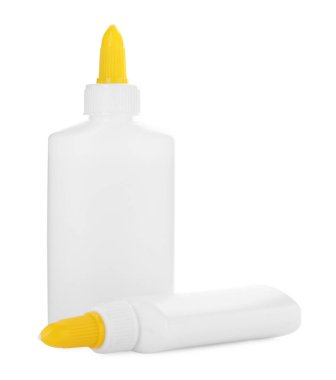 Beyaza izole edilmiş iki şişe yapıştırıcı.