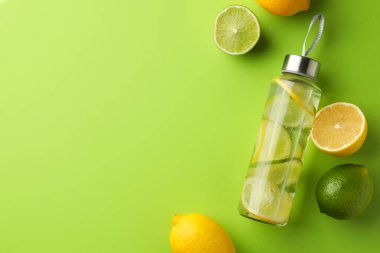 Limonlu limonlu su ve açık yeşil arka planda taze meyve. Metin için boşluk