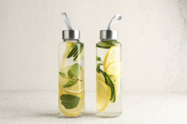 Naneli limon suyu ve bej masadaki salatalık dilimleri.