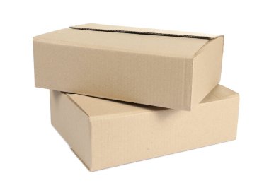 Beyaza izole edilmiş iki karton kutu.