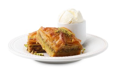 Lezzetli baklava ezilmiş fındık ve beyaz üzerine izole edilmiş dondurma.