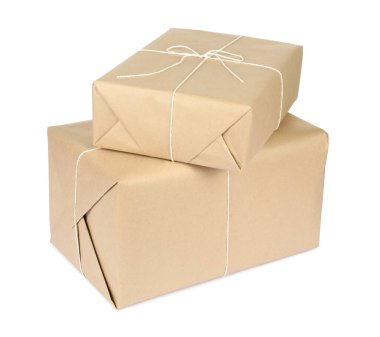 Kağıda sarılmış kutular beyaza izole edilmiş.