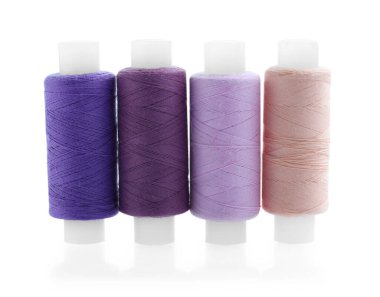 Parlak dikiş iplikleri beyaza izole edilmiş