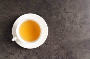 Yeşil çayı fincanda serinletiyor gri desenli masa, üst manzara. Metin için boşluk