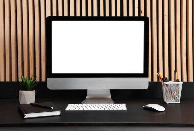 Modern bilgisayarlı rahat bir iş yeri. Siyah masa içinde.