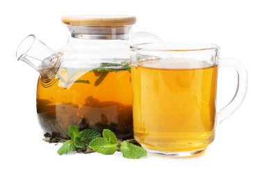 Aromatik nane çayı, taze ve kuru yapraklar beyaz üzerine izole edilmiş.