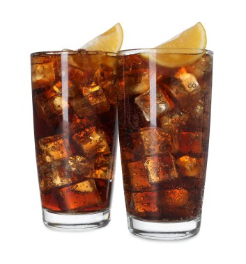 Kola, limon dilimleri ve beyaz bardaklarda buzla tazeleniyor.