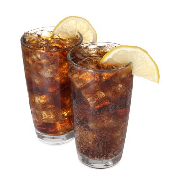 Kola, limon dilimleri ve beyaz bardaklarda buzla tazeleniyor.