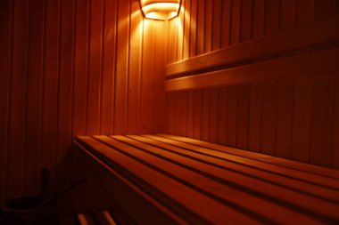 Banklı boş ahşap sauna manzarası