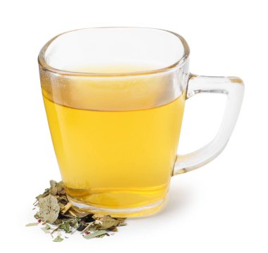 Lezzetli bitkisel çay ve kuru yapraklar beyaz üzerine izole edilmiş.