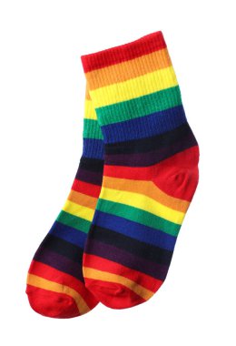 Beyaz arkaplanda LGBT renklerinde bir çift çorap