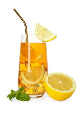 Naneli buzlu çay, limon dilimleri ve beyaz üzerine izole edilmiş saman içmek.