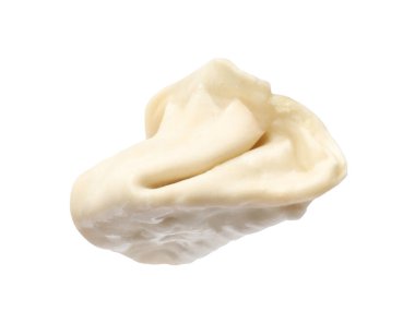 Beyaza izole edilmiş taze bir gyoza köftesi.