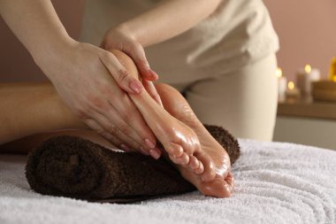 Kaplıcada ayak masajı yaptıran kadın, yakın plan.