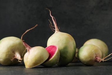 Siyah masada taze şalgam var.