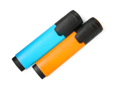 Parlak fosforlu kalemler beyaz, üst görünümde izole