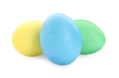 Mutlu Paskalyalar. Parlak boyalı yumurtalar beyaza izole edilmiş