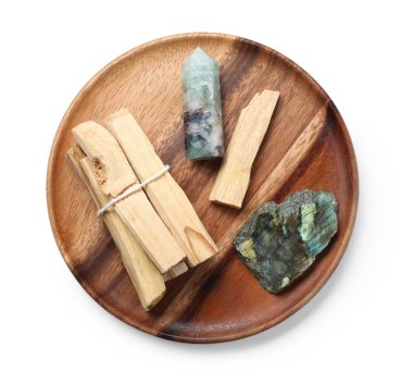 Palo santo sopaları ve değerli taşlar beyaz, üst görünümde izole